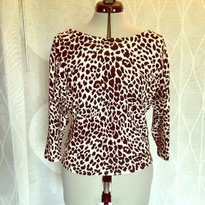 Stylish leopard print top with 3/4 sleeves